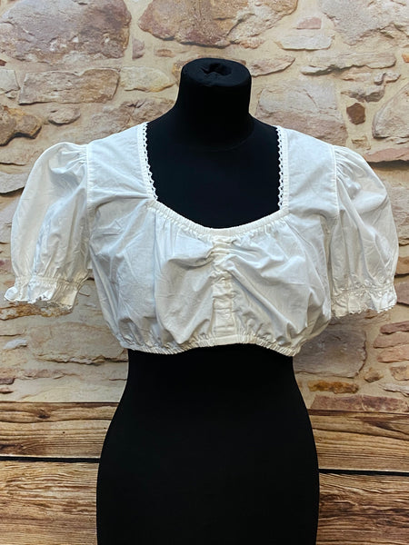 „Weiße Vintage Dirndlbluse 1990er mit Quadrat-Ausschnitt, Raffung und Lochspitzen-Ärmeln, Größe 40“