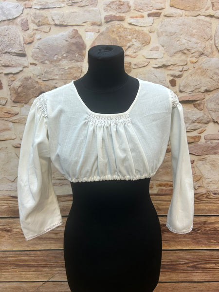 „Weiße Vintage-Dirndlbluse mit handgesmocktem Ausschnitt und langen Ärmeln – Vorderansicht“