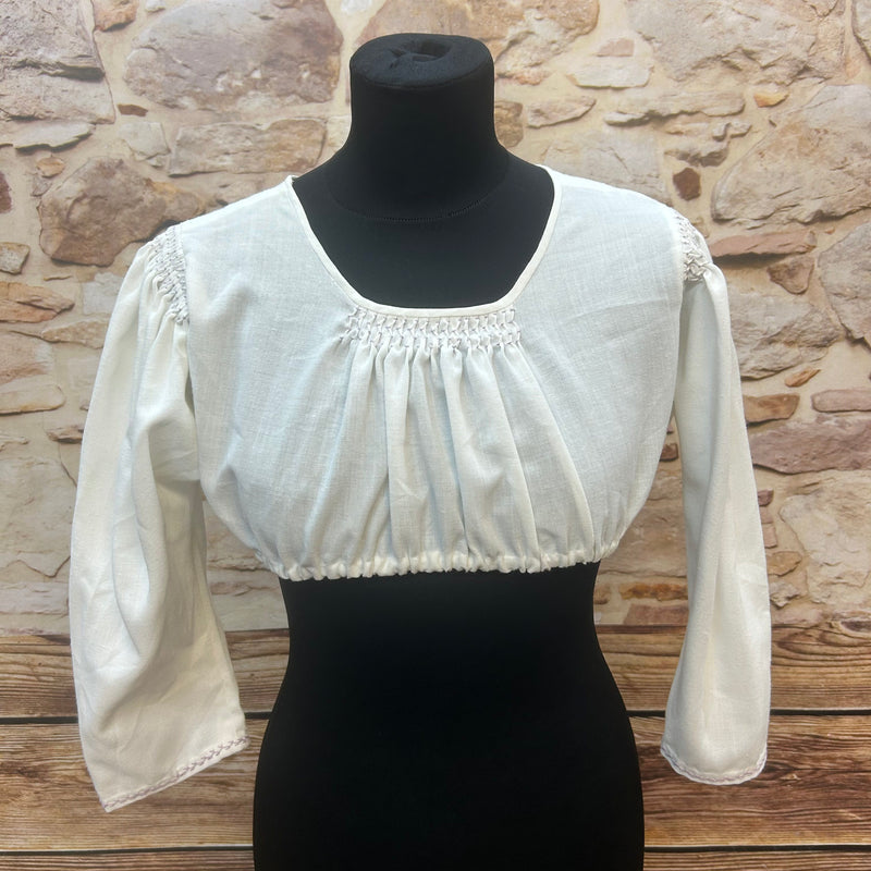„Weiße Vintage-Dirndlbluse mit handgesmocktem Ausschnitt und langen Ärmeln – Vorderansicht“