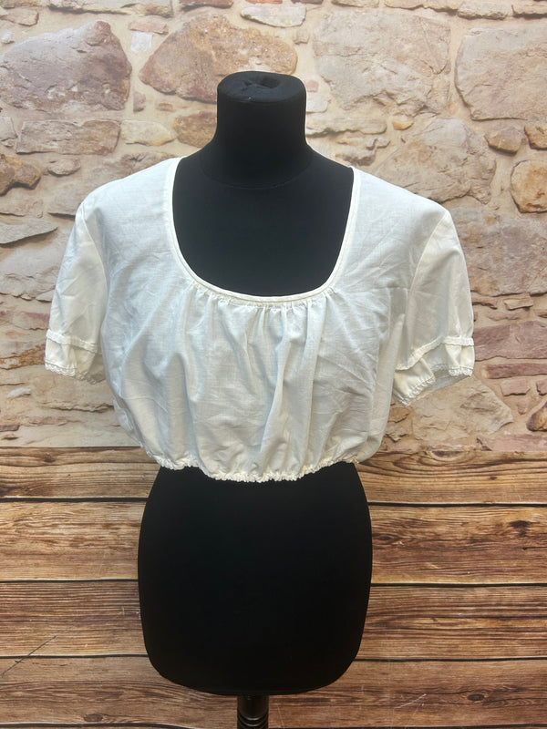 „Schlichte weiße Vintage-Dirndlbluse mit Rundhalsausschnitt und kurzen Ärmeln – Vorderansicht“