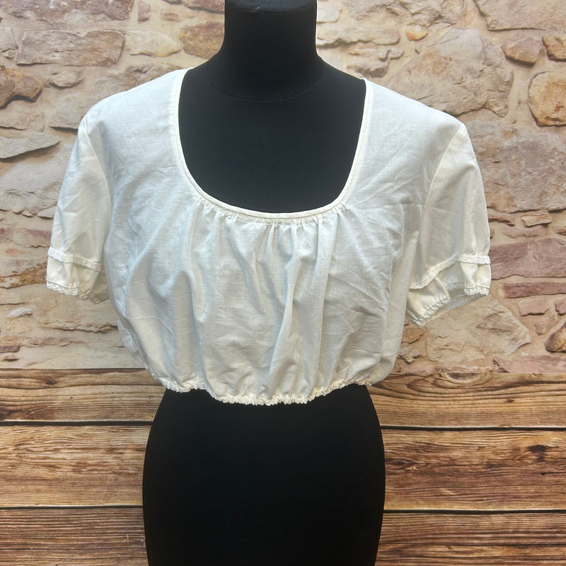 „Schlichte weiße Vintage-Dirndlbluse mit Rundhalsausschnitt und kurzen Ärmeln – Vorderansicht“