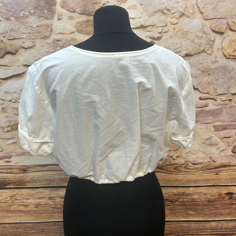 „Rückansicht einer weißen Vintage-Dirndlbluse mit elastischem Saum und kurzen Ärmeln“