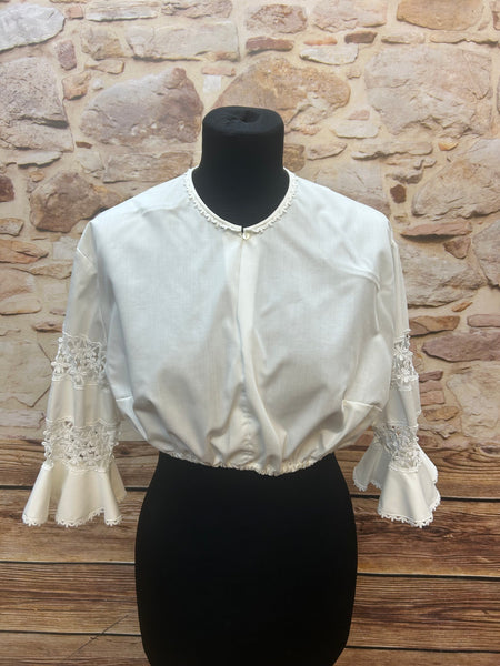 „Weiße Vintage-Dirndlbluse mit reich verzierten Spitzen-Volantärmeln – Vorderansicht“