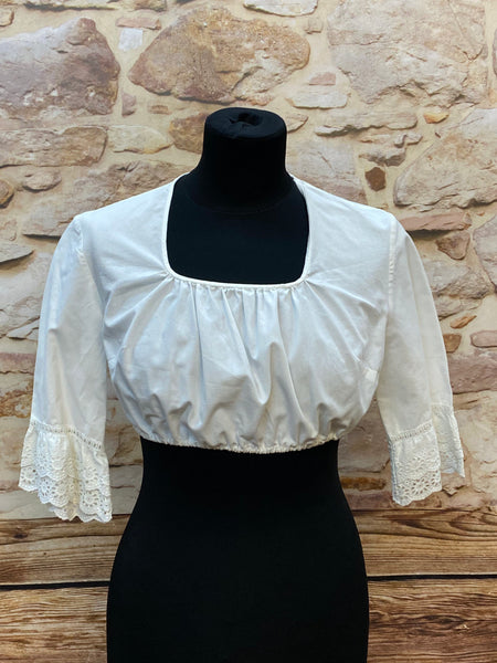 „Vintage Dirndlbluse in Weiß mit quadratischem Ausschnitt und Spitzenärmeln, Gr. 40, 1980er, guter Zustand“