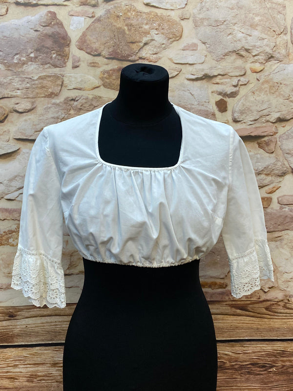 „Vintage Dirndlbluse in Weiß mit quadratischem Ausschnitt und Spitzenärmeln, Gr. 40, 1980er, guter Zustand“