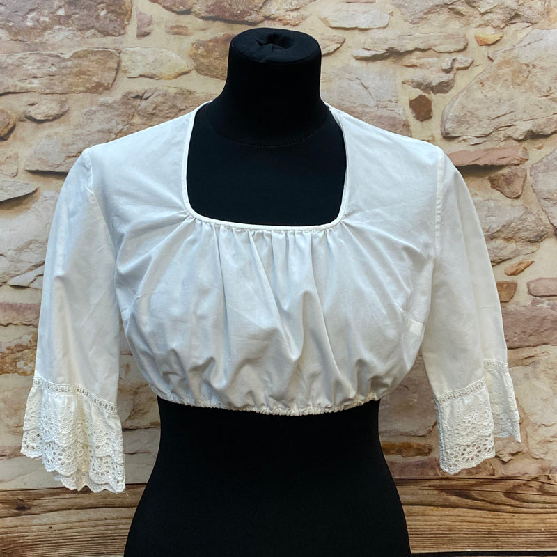 „Vintage Dirndlbluse in Weiß mit quadratischem Ausschnitt und Spitzenärmeln, Gr. 40, 1980er, guter Zustand“