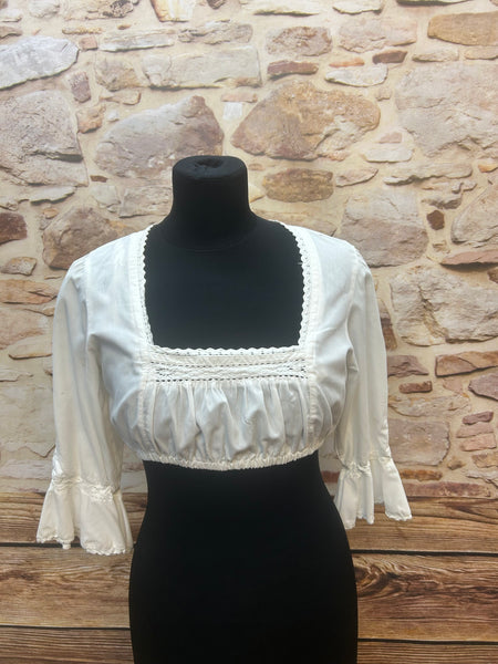„Weiße Vintage-Dirndlbluse Gr. 40 mit eckigem Ausschnitt und Spitzenborte vorn“