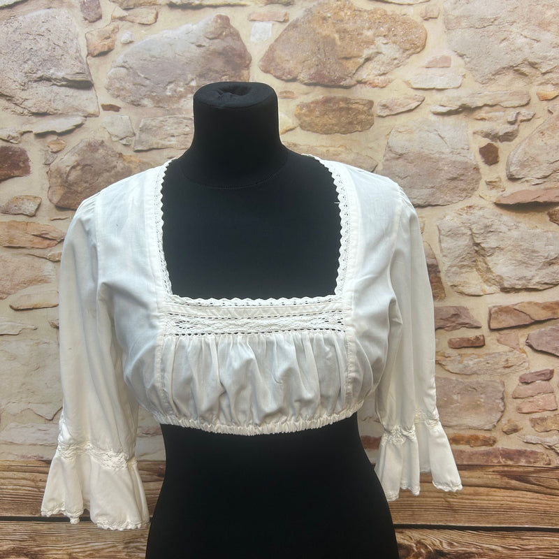 „Weiße Vintage-Dirndlbluse Gr. 40 mit eckigem Ausschnitt und Spitzenborte vorn“