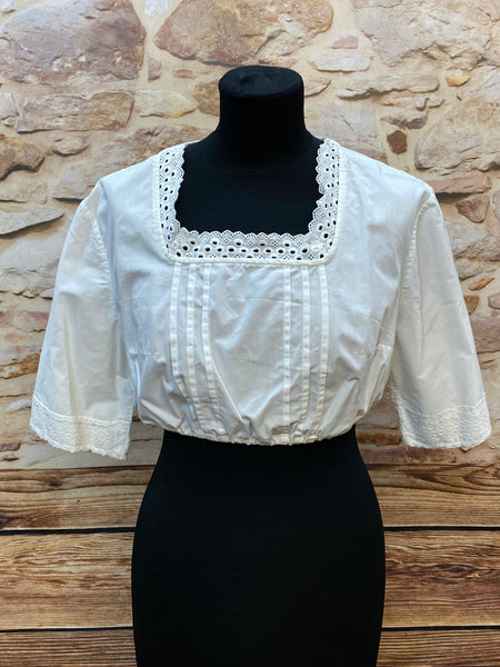 „Weiße Vintage-Dirndlbluse Größe 46 mit Karree-Ausschnitt, Lochspitze und halblangen Ärmeln, 1980er Jahre, guter Zustand“
