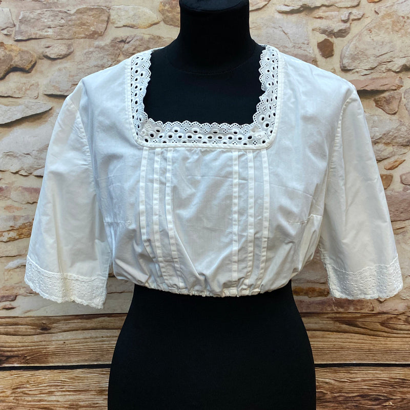 „Weiße Vintage-Dirndlbluse Größe 46 mit Karree-Ausschnitt, Lochspitze und halblangen Ärmeln, 1980er Jahre, guter Zustand“