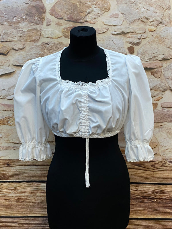 „Weiße Dirndlbluse in Größe 40 mit eckigem Ausschnitt, Spitzenkante und mittiger Raffung“