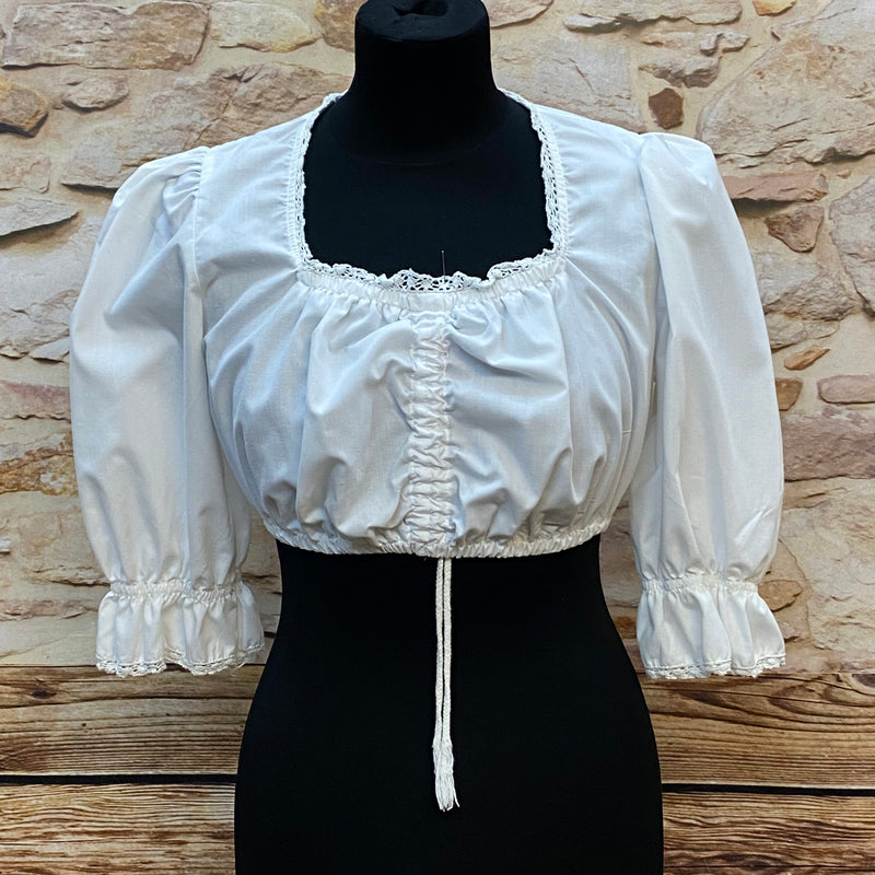 „Weiße Dirndlbluse in Größe 40 mit eckigem Ausschnitt, Spitzenkante und mittiger Raffung“