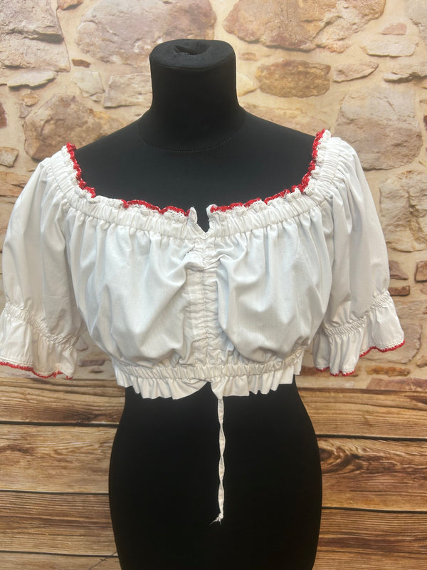 „Weiße Vintage-Dirndlbluse mit Karmelärmeln und roter Häkelbordüre auf Schneiderpuppe – Vorderansicht“
