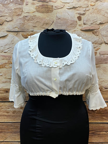 „Weiße Vintage-Dirndlbluse Gr. 48 mit Rüschenkragen aus Lochstickerei, halblangen Spitzenärmeln, 1980er Jahre, guter Zustand“
