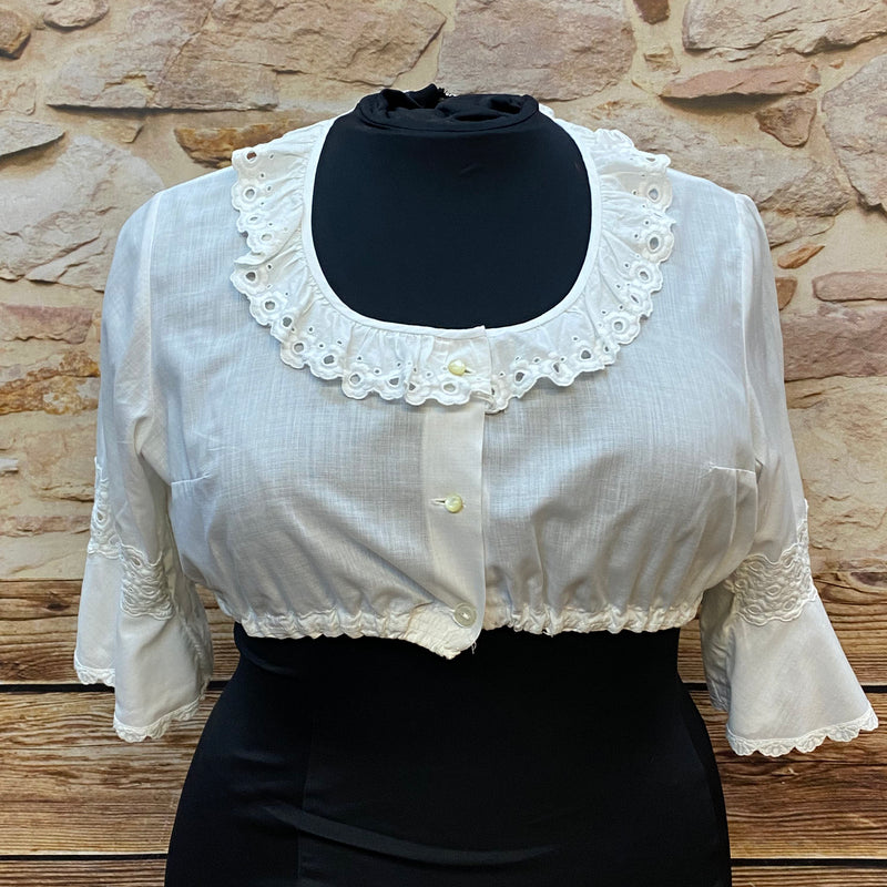 „Weiße Vintage-Dirndlbluse Gr. 48 mit Rüschenkragen aus Lochstickerei, halblangen Spitzenärmeln, 1980er Jahre, guter Zustand“