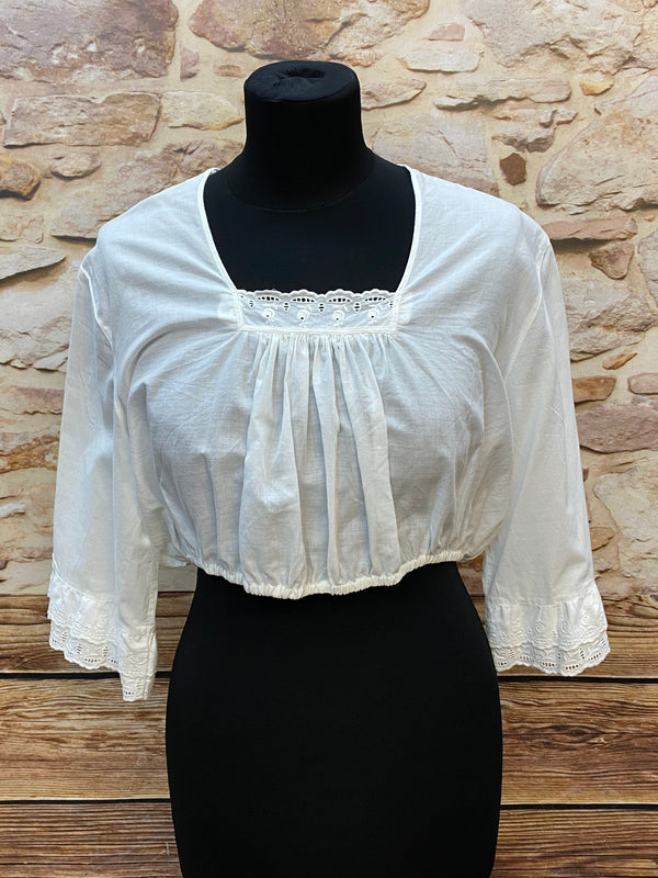„Vintage Dirndlbluse weiß mit quadratischem Ausschnitt und Spitze, Größe 44“