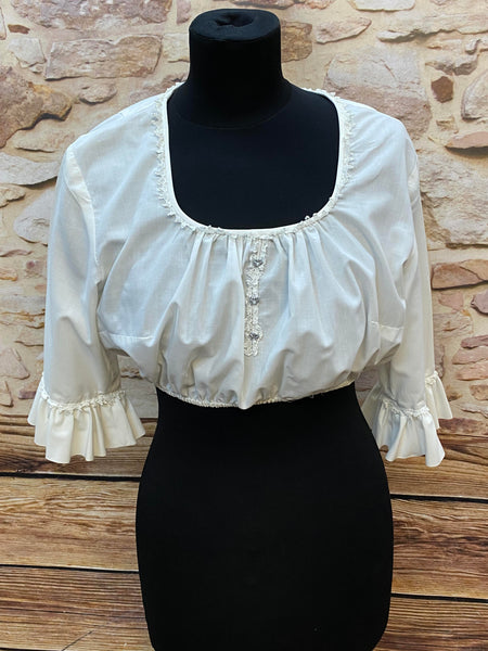 „Weiße Vintage-Dirndlbluse in Größe 44 mit Spitze, Rüschen und traditionellen Silberknöpfen