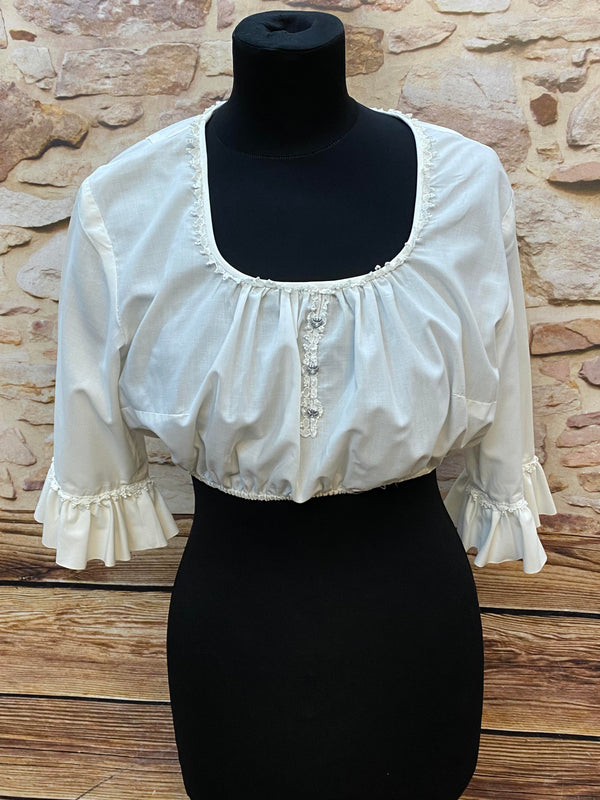 „Weiße Vintage-Dirndlbluse in Größe 44 mit Spitze, Rüschen und traditionellen Silberknöpfen