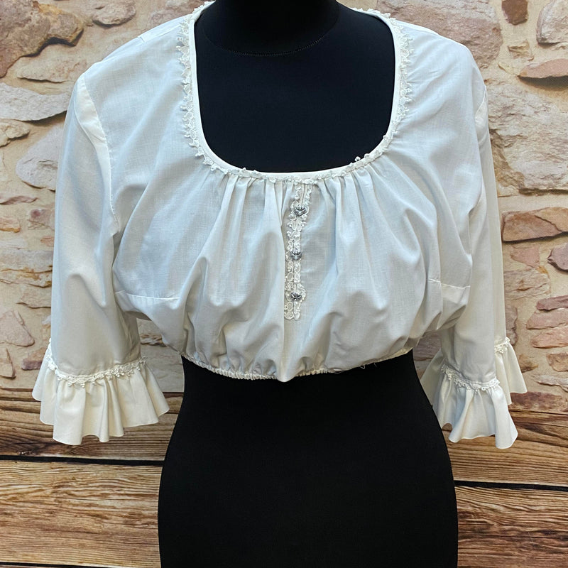 „Weiße Vintage-Dirndlbluse in Größe 44 mit Spitze, Rüschen und traditionellen Silberknöpfen