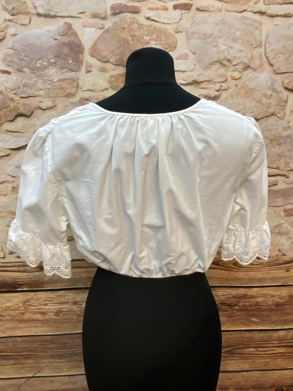 „Rückansicht einer Vintage Dirndlbluse mit kurzem, gerafftem Schnitt“