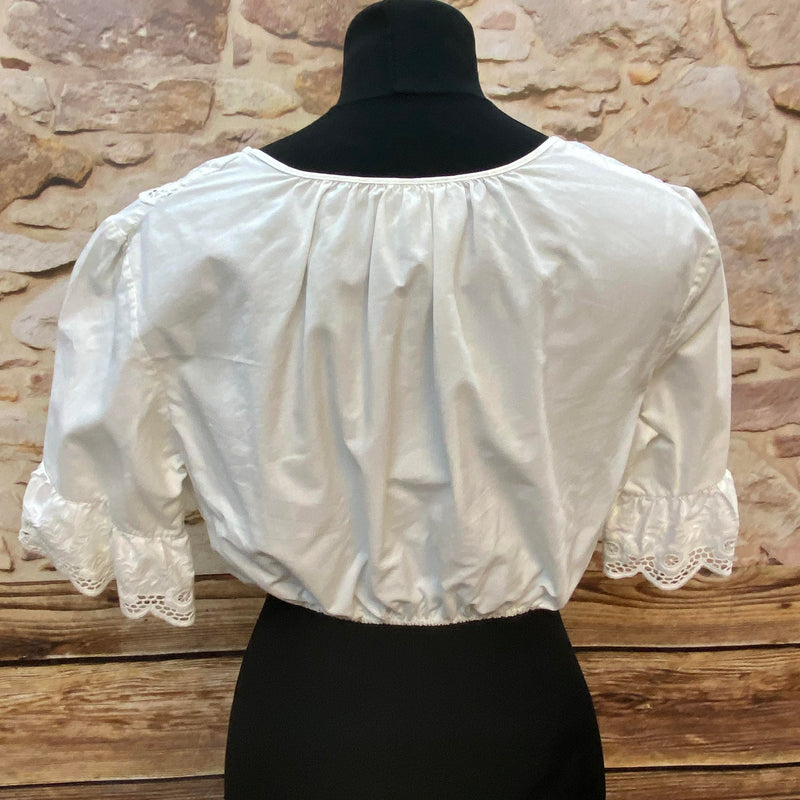 „Rückansicht einer Vintage Dirndlbluse mit kurzem, gerafftem Schnitt“