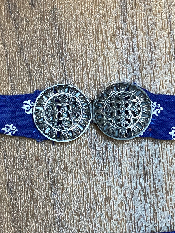Dirndl-Schürze Damen – Blau mit weißen Blüten & Borten, 57 cm, Baumwolle, vintage