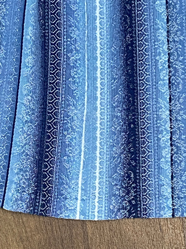 Dirndl-Schürze Damen – Blau mit weißen & hellblauen Blumenranken, gestreift, 68 cm, vintage