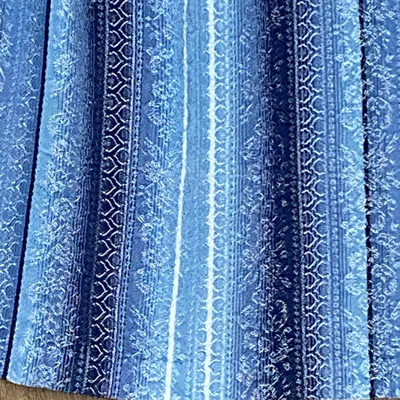 Dirndl-Schürze Damen – Blau mit weißen & hellblauen Blumenranken, gestreift, 68 cm, vintage