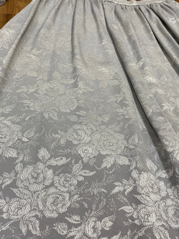 Vintage Dirndlschürze – Größe 93 cm – Silber/Grau mit floraler Struktur