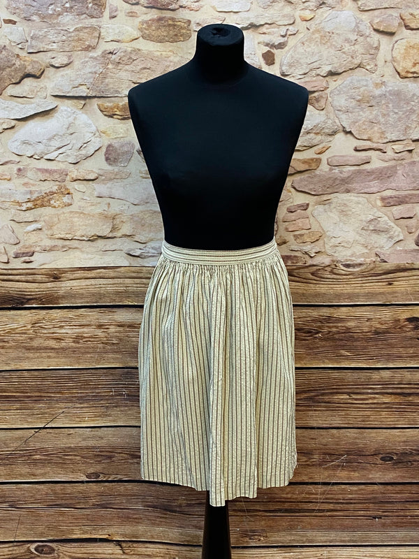 „Beige-naturfarbene Vintage-Dirndlschürze mit rot-grünen Streifen, Bundweite 29 cm.“