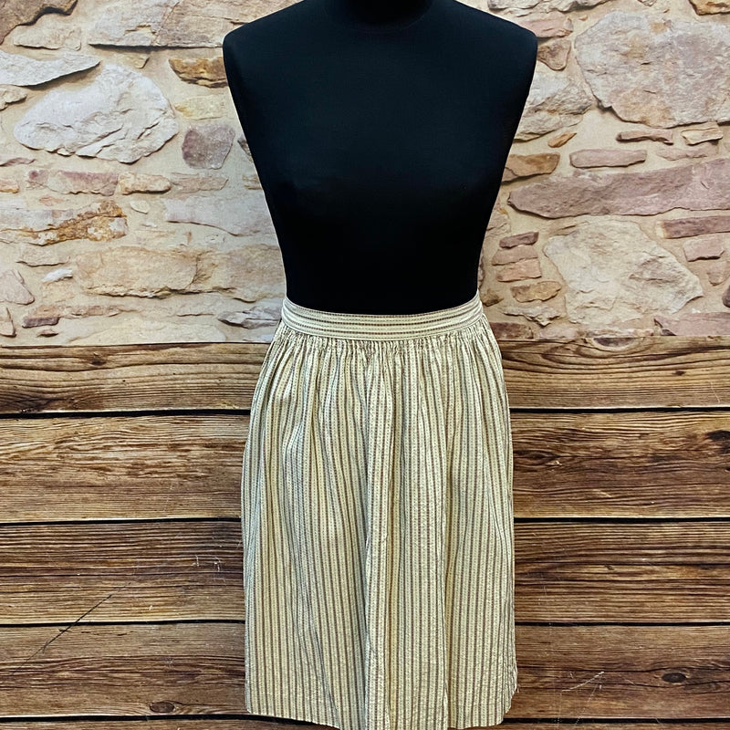 „Beige-naturfarbene Vintage-Dirndlschürze mit rot-grünen Streifen, Bundweite 29 cm.“