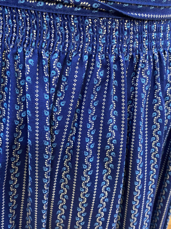 „detailaufnahme stoffmuster dirndlschürze blau retro“
