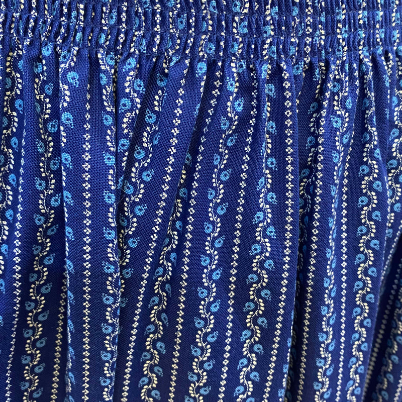 „detailaufnahme stoffmuster dirndlschürze blau retro“