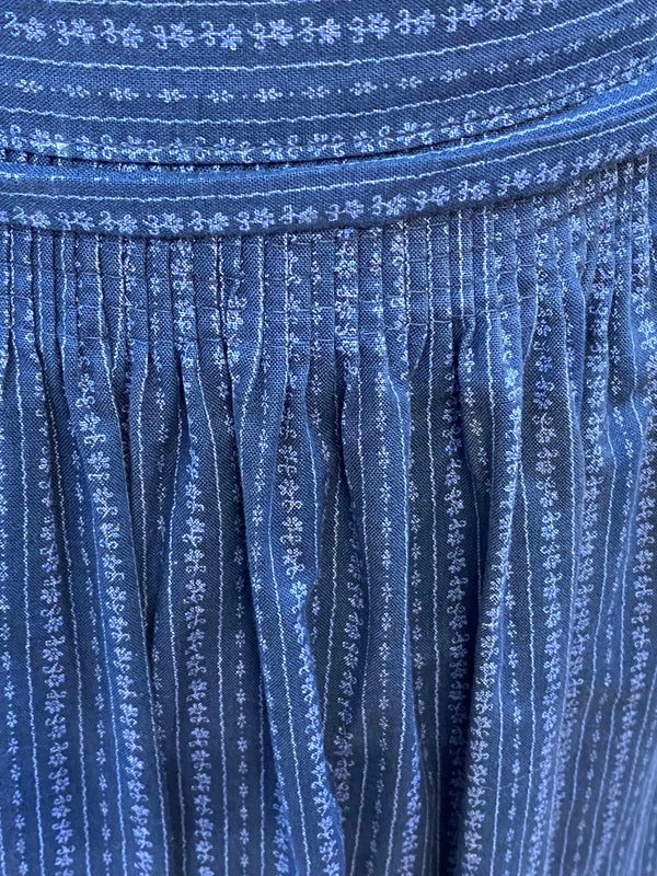 „detailaufnahme stoffmuster dirndlschürze blau klassisch“