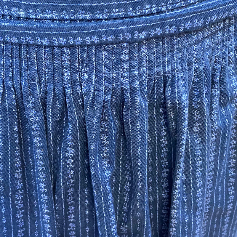 „detailaufnahme stoffmuster dirndlschürze blau klassisch“