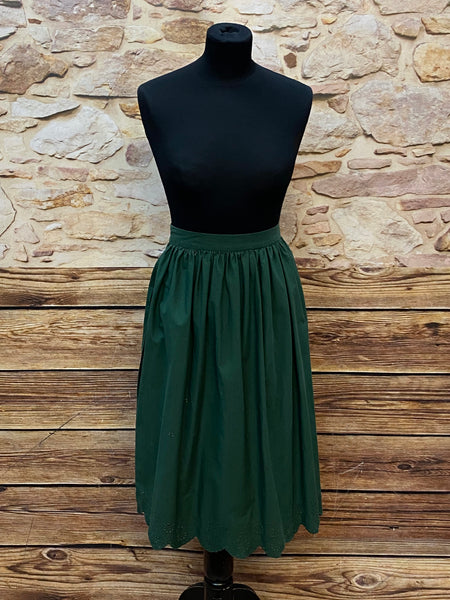 „Dunkelgrüne Vintage-Dirndlschürze mit Muschelsaum, Bundweite 36 cm.“