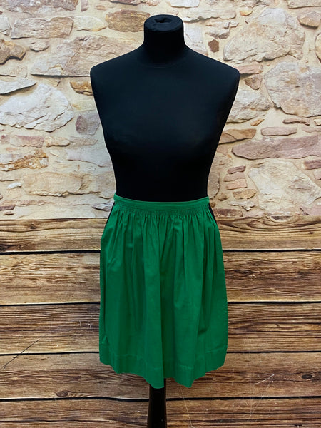 „Sattgrüne Vintage-Dirndlschürze mit Schleifenbändern, kurz.“