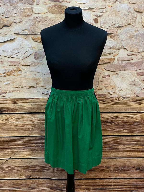 „Sattgrüne Vintage-Dirndlschürze mit Schleifenbändern, kurz.“