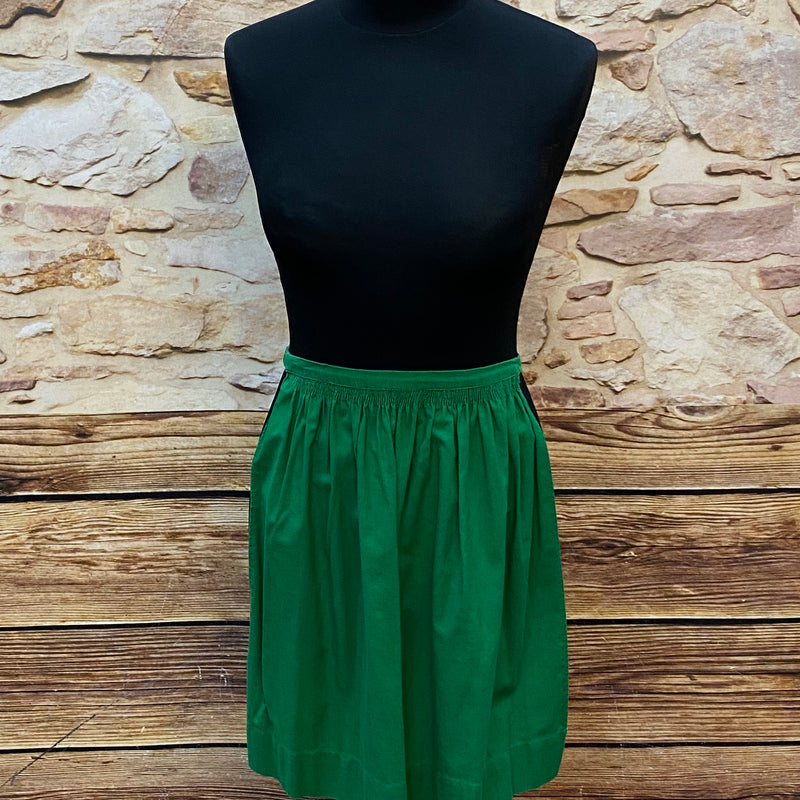 „Sattgrüne Vintage-Dirndlschürze mit Schleifenbändern, kurz.“