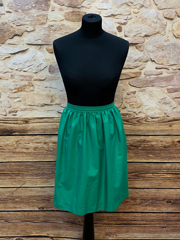 „Kurze grüne Vintage-Dirndlschürze mit gekräuseltem Bund, Vorderansicht.“