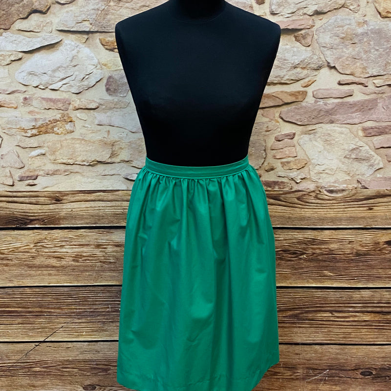 „Kurze grüne Vintage-Dirndlschürze mit gekräuseltem Bund, Vorderansicht.“