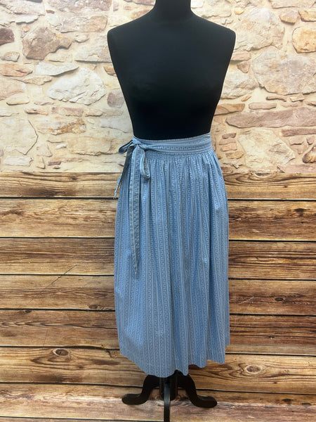 „Hellblaue Vintage-Dirndlschürze mit Blümchenstreifen, Länge 72 cm, seitliche Schleife am Smokbund“