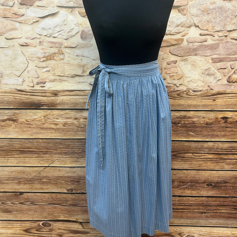 „Hellblaue Vintage-Dirndlschürze mit Blümchenstreifen, Länge 72 cm, seitliche Schleife am Smokbund“