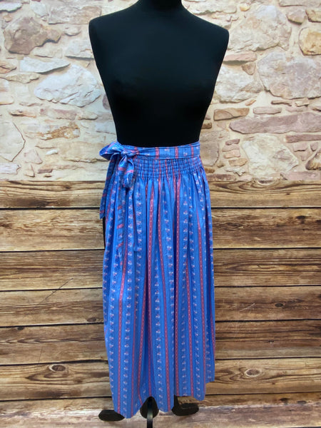 „vintage dirndlschürze hellblau rot blumenmuster baumwolle“