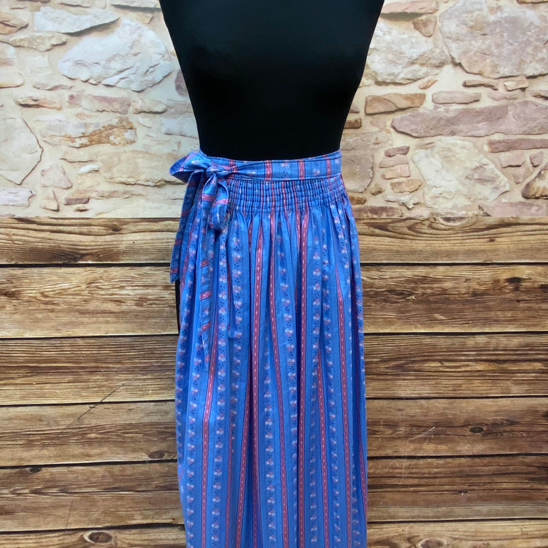 „vintage dirndlschürze hellblau rot blumenmuster baumwolle“