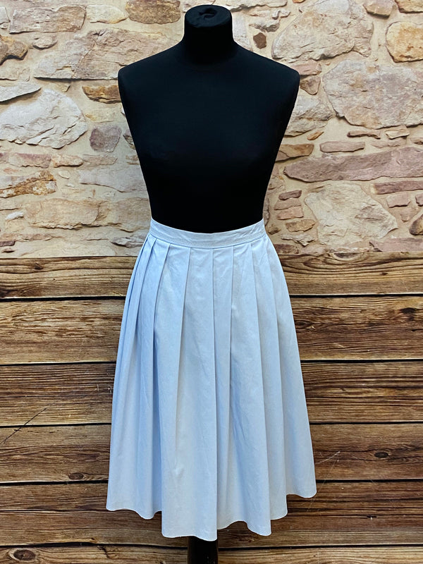 „Hellblaue Vintage-Dirndlschürze in Midi-Länge mit Falten, Bundweite 46 cm.“