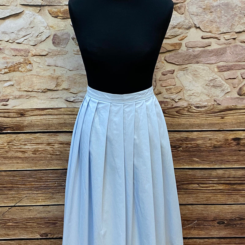 „Hellblaue Vintage-Dirndlschürze in Midi-Länge mit Falten, Bundweite 46 cm.“