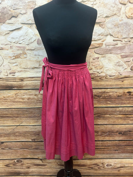 „Vintage Dirndl-Schürze in Himbeerrot mit Smok-Bund, Länge 60 cm“