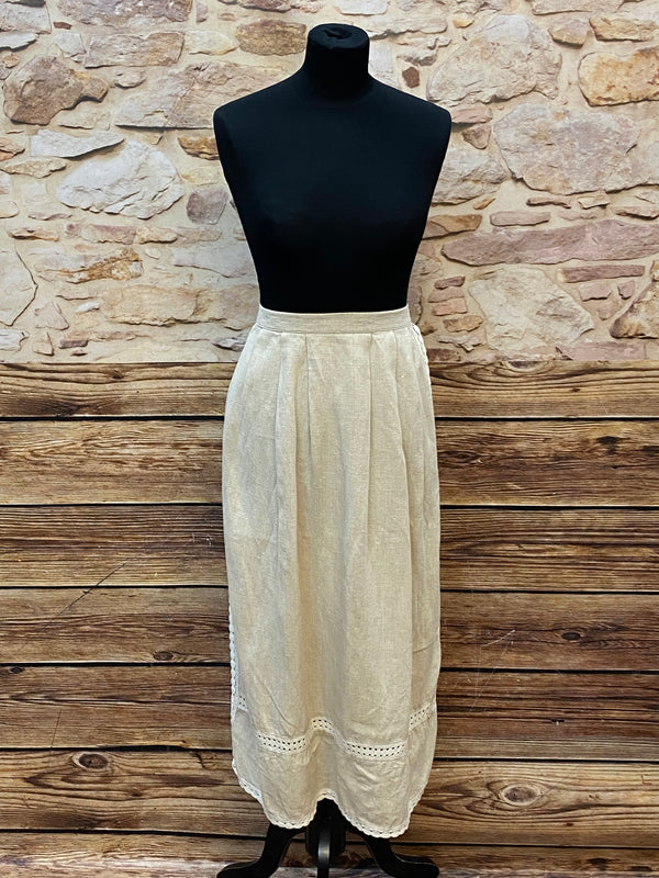 „Naturfarbene Vintage-Dirndlschürze aus Leinen mit Fältchen am Bund.“
