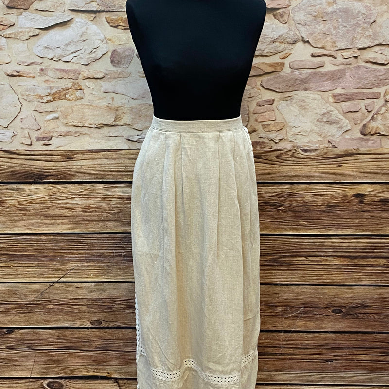 „Naturfarbene Vintage-Dirndlschürze aus Leinen mit Fältchen am Bund.“